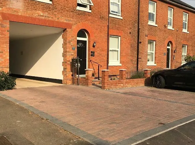 1 Helena House Brownlow Road